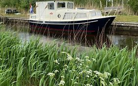 Boat Ella - kamperen op het water -niet om mee te varen -read host profile-lees hostprofiel